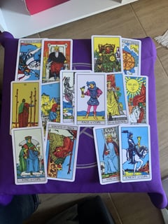 Taróloga e benzedeira.